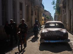 ein verfallener amerikanischer oldtimer steht in havanna
