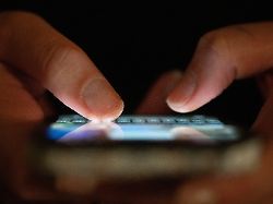 eine frau tippt auf einem smartphone