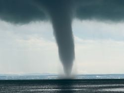 eine wasserhose hat sich ueber dem bodensee gebildet bestmoeglich verfuegbare qualitaet