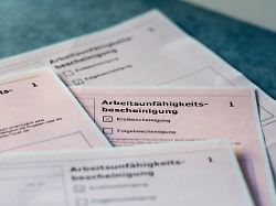eine ausgefuellte arbeitsunfaehigkeitsbescheinigung