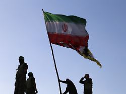 eine iranische einheit des korps der islamischen revolutionsgarden irgc schwenkt eine iranische flagge waehrend einer anti israelischen kundgebung auf dem platz der islamischen revolution