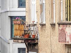 einige alarmsignale sollten mieter und eigentuemer ernst nehmen risse im beton schiefe holzteile oder algenbildung koennen auf schaeden am balkon hinweisen