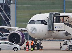 einiges abbekommen durch ein unwetter hat ein flugzeug auf dem weg nach stuttgart