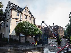 einsatzkraefte der feuerwehr loeschen einen brand am schloss wallhausen das dach des schloss wallhausen stand in der nacht vom 29 auf den 30 juli 2026 in vollbrand