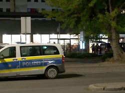 einsatzkraefte der polizei sind an einem supermarkt im einsatz in einem supermarkt in berlin laeuft nach angaben der polizei eine geiselnahme
