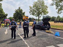 einsatzkraefte sichern nach einer gewalttat die spuren am tatort nach einem toedlichen messerangriff in trier wurde der mutmassliche taeter festgenommen