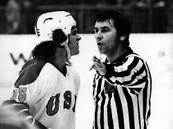 eishockey schiedsrichter josef kompalla schickt mike polich vom eis bei den eishockey weltmeisterschaften in duesseldorf aufnahmedatum 01 01 1975 31 12