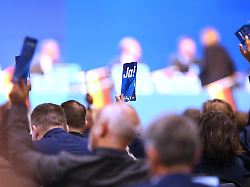 erfurt thueringen deutschland messe afd bundesparteitag delegierte heben ihre stimmkarte