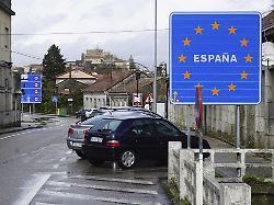 europaeisches schild zeigt den uebergang nach spanien mit typischen blauen hintergrund und gelben sternen pilgern auf dem caminho portugues portugal