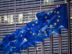 europaflaggen wehen vor dem sitz der eu kommission