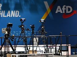 fernsehkameras stehen vor der buehne in der messe erfurt am 4 und 5 juli findet der bundesparteitag der afd in der messe erfurt statt