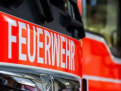 feuerwehrleute sind wegen eines brandes am s bahnhof wedding im einsatz