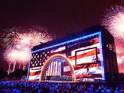 feuerwerkskoerper explodieren waehrend der salute to america einer veranstaltung zum unabhaengigkeitstag zu ehren des 250 jaehrigen bestehens der nation auf der national mall in washington