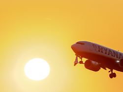 flugverkehr in der goldenen stunde bei sonnenuntergang vor der skyline von koeln und den terminals bei sonnenuntergang und klarem himmel am flughafen koeln bonn airport konrad adenauer