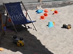 foermchen und ein liegestuhl im sandkasten feature symbolfoto randmotiv fussgaengerzone in essen am 26 06