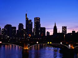 frankfurt 6 juli 2026 blick auf die skyline mit ihren hochhaeuser und dem finanzzentrum mit den banken