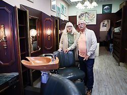 franz stenzel r und ute bickeleit stehen vor ihrem friseurladen salon harry auf st pauli an der reeperbahn