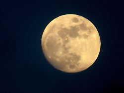 frau luna in voller pracht am fruehen abendhimmel vollmond am fruehen abend ms