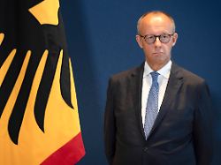 friedich merz bei der aushaendigung von entlassungs und ernennungsurkunden durch den bundespraesidenten im amtssitz am spreebogen berlin 29 07