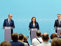 friedrich merz franziska oppermann und carsten linnemann bei einer pressekonferenz press conference zu aktuellen themen im konrad adenauer haus berlin 27 07