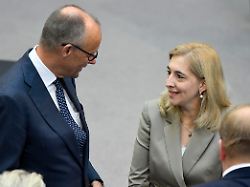 friedrich merz und nina warken in der 90 sitzung des 21 deutschen bundestages im reichstagsgebaeude berlin 10 07