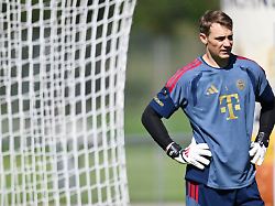 fussball bundesliga trainingslager fc bayern muenchen fc bayerns torwart manuel neuer beim training