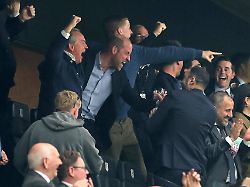 fussball maenner europa league sc freiburg aston villa finale tuepras stadyumu istanbul der britische prinz william m jubelt waehrend er das endspiel der europa league verfolgt