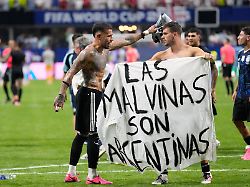 fussball maenner wm 2026 england argentinien halbfinale atlanta stadion der argentinier giovani lo celso haelt ein transparent mit der aufschrift las malvinas son argentinas in die hoehe