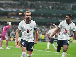 fussball maenner wm 2026 mexiko england finalrunde achtelfinale mexiko stadt stadion der englaender harry kane l jubelt nach seinem tor per elfmeter zum 1 3 mit jude bellingham