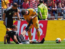 fussball maenner wm 2026 usa australien vorrunde gruppe d spieltag 2 seattle stadion schiedsrichter felix zwayer deutschland sitzt auf dem rasen bekommt vom australier aiden o neill unterstuetzung