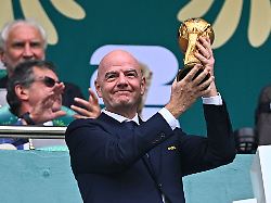 fussball maenner wm eroeffnungsspiel mexiko suedafrika vorrunde gruppe a spieltag 1 mexiko stadt stadion fifa praesident gianni infantino praesentiert den wm pokal 1