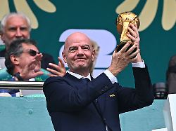fussball maenner wm eroeffnungsspiel mexiko suedafrika vorrunde gruppe a spieltag 1 mexiko stadt stadion fifa praesident gianni infantino praesentiert den wm pokal