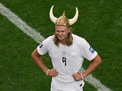 fussball maenner wm finalrunde sechzehntelfinale elfenbeinkueste norwegen dallas stadion der norweger erling haaland posiert nach dem sieg mit einem wikinger helm