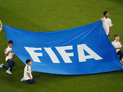 fussball wm frankreich daenemark vorrunde gruppe d spieltag 2 stadion 974 kinder halten ein banner mit der aufschrift fifa der verband entzieht indonesien die u20 wm