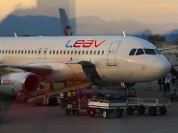 griechische inseln leav aviation flugzeug airbus a320 200 am airport in rodos griechenland leav aviation ist eine deutsche fluggesellschaft mit sitz in koeln und basis auf dem flughafen koeln bonn