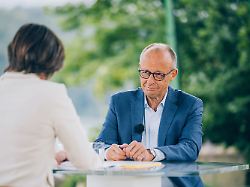 handout 19 07 2026 nordrhein westfalen meschede bundeskanzler friedrich merz cdu sitzt beim zdf sommerinterview 2026 in meschede in diesem handout foto vom zdf