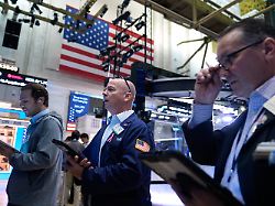haendler sind auf dem parkett der new yorker boerse nyse bei der arbeit