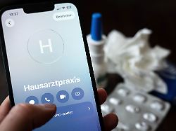 halsweh fieber gliederschmerzen dann ist der weg in die arztpraxis beschwerlich bislang gab es dann die moeglichkeit einer telefonischen krankschreibung