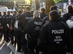 hamburger bereitschaftspolizisten begleiten eine demonstration