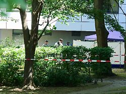 hinter einem abgesperrten park an einem hochhaus in lichterfelde steht ein sichtschutz waehrend gerichtsmediziner dort arbeiten es wurde ein totes baby entdeckt