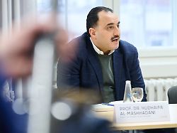 hudhaifa al mashhadani rektor ibn khaldun schule neukoelln spricht im podiumsgespraech im roten rathaus ueber femizide