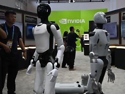 humanoide roboter stehen auf dem stand des us chipherstellers nvidia waehrend der 4 lieferkettenmesse supply chain expo in china