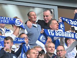 huub stevens links und clemens toennies beide oben mitte verzichteten darauf sich ins schalker ehrenpraesidium waehlen zu lassen