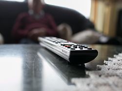 illustration ein alter mann sitzt am 16 09 2017 in einer wohnung in koeln nordrhein westfalen auf einer couch vor der eine fernbedienung liegt gestellte szene