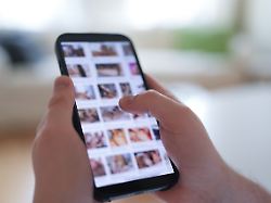 illustration ein junger mann schaut sich auf einem smartphone eine porno internetseite an gestellte szene