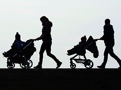 illustration zwei muetter schieben ihre kinderwagen eine landstrasse entlang alleinerziehende koennen vom staat unterhaltsvorschuss bekommen
