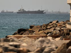 im golf von oman entlang der schifffahrtsrouten zwischen der strasse von hormus und dem arabischen meer tanker und frachtschiffe zu sehen 1