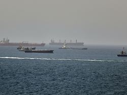 im golf von oman entlang der schifffahrtsrouten zwischen der strasse von hormus und dem arabischen meer tanker und frachtschiffe zu sehen 3
