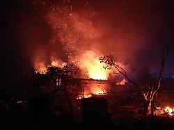 im suedosten frankreichs wird ein haus von einem feuer zerstoert ein waldbrand breitet sich mit ueberraschender geschwindigkeit in suedfrankreich aus