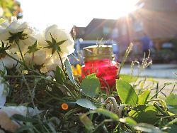 in der naehe des tatorts wurden blumen und kerzen niedergelegt
